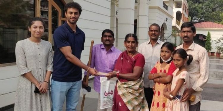 ‘Debt’ of 12 years repaid: NRI youth returns to village to repay peanut vendor 1 ‘Debt’ of 12 years repaid: NRI youth returns to village to repay peanut vendor