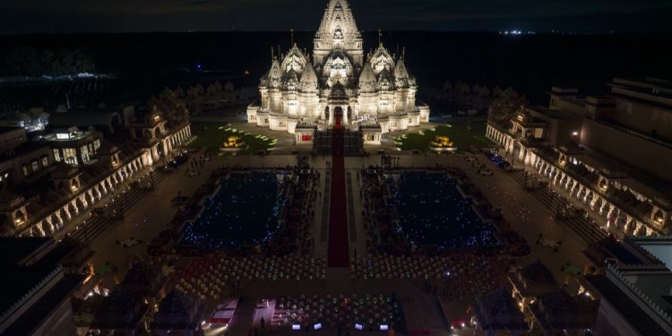 Controversy Clouds Opening of Largest Hindu Temple Outside Asia in New Jersey 1 Controversy Clouds Opening of Largest Hindu Temple Outside Asia in New Jersey