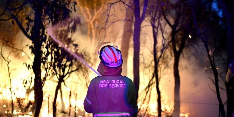 Residents Flee Amid Intense Bushfire Crisis in Southeastern Australia 1 Residents Flee Amid Intense Bushfire Crisis in Southeastern Australia