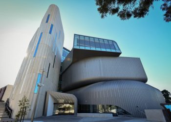 Deakin University announces industry research partnership and scholarship with Boeing India