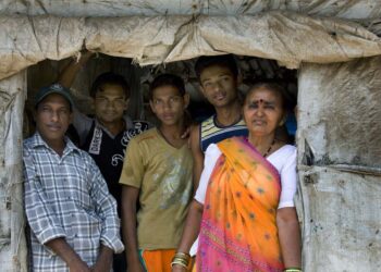 From Mumbai’s ‘illegal migrant workers’ to Melbourne crypto traders, The Degenerates is global Australian literature 4 Mumbai slum