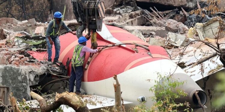 Was the Air India crash caused by pilot error or technical fault? None of the theories holds up – yet 1 Was the Air India crash caused by pilot error or technical fault? None of the theories holds up – yet
