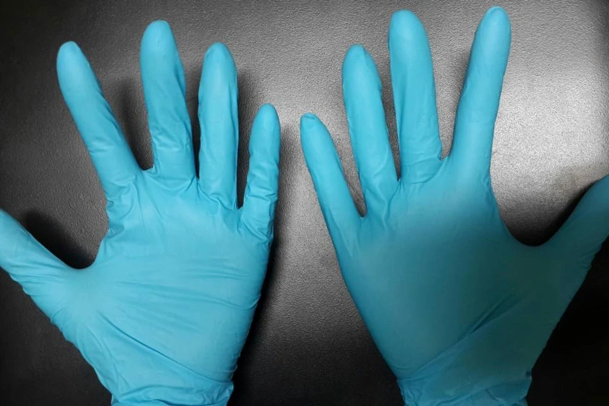 Powder-free nitrile protective gloves