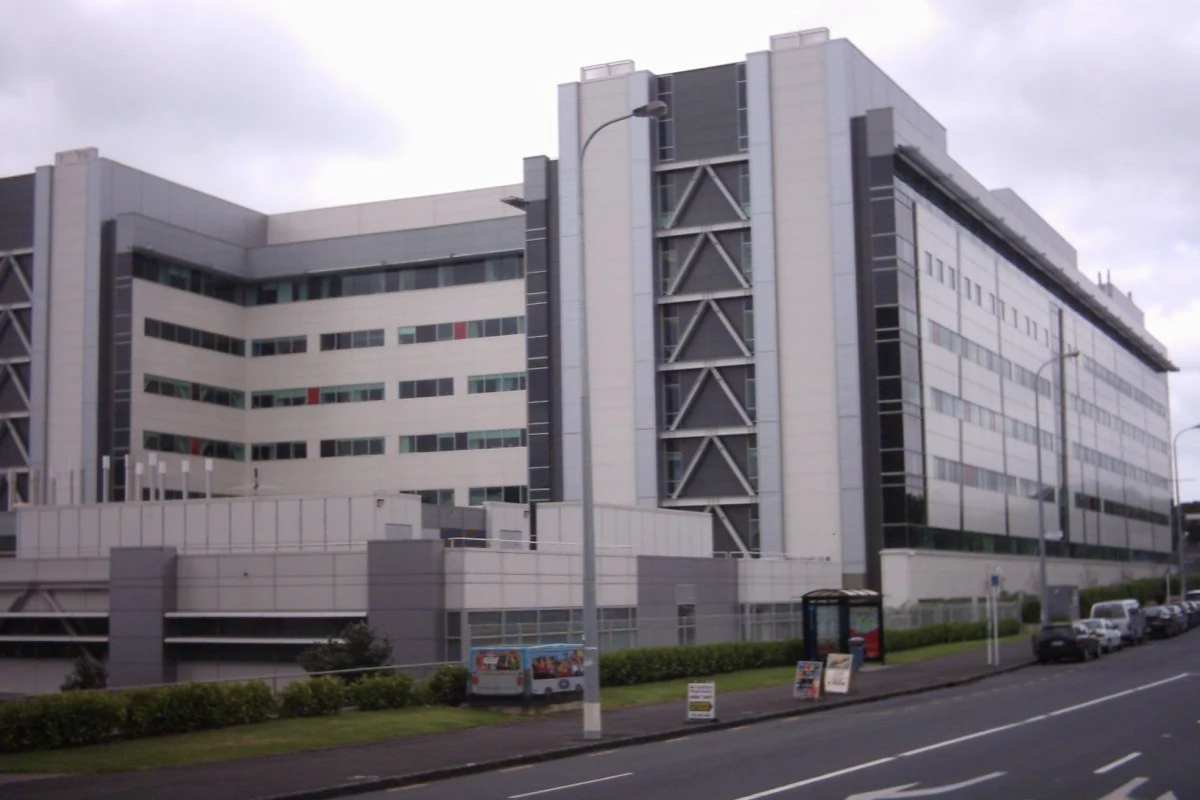 Auckland City Hospital building viewed from Park Road